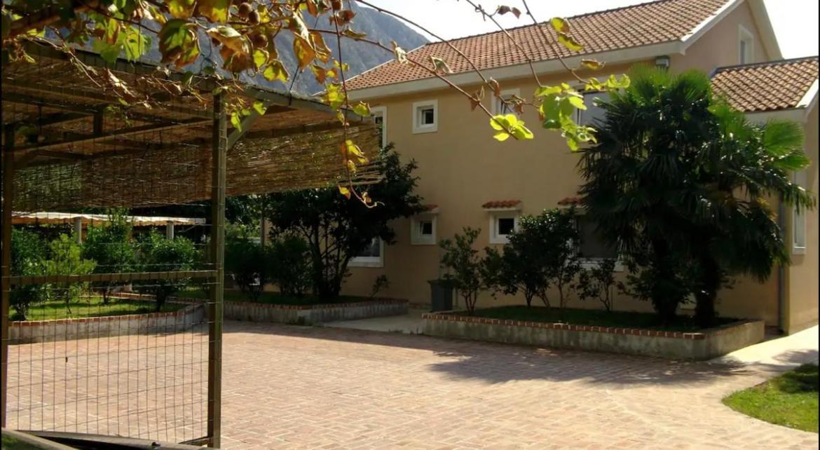 Carine Garden Apartment Risan Exterior photo