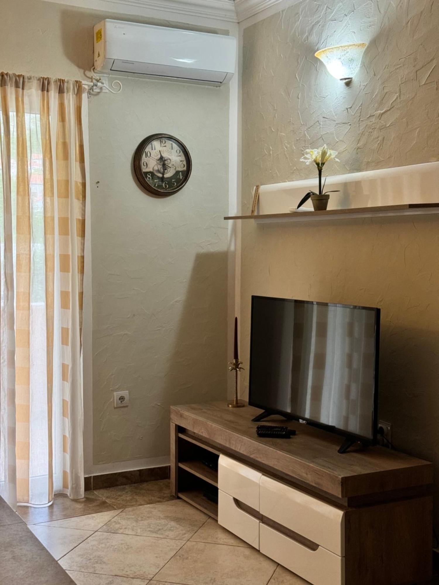 Carine Garden Apartment Risan Room photo