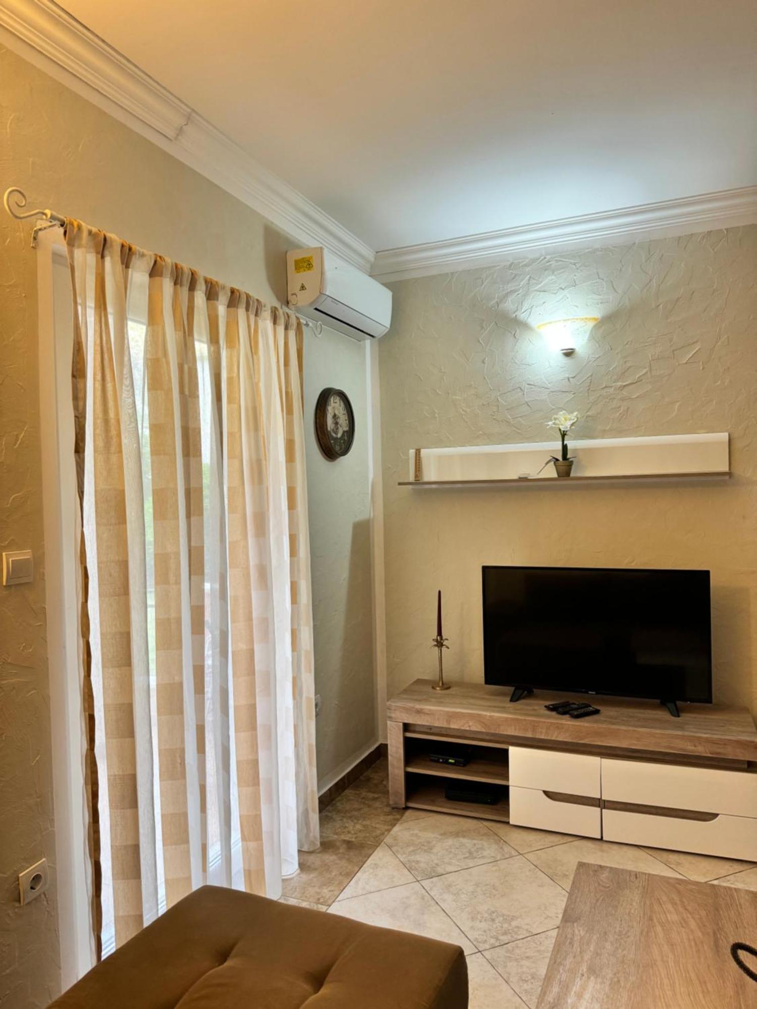 Carine Garden Apartment Risan Room photo