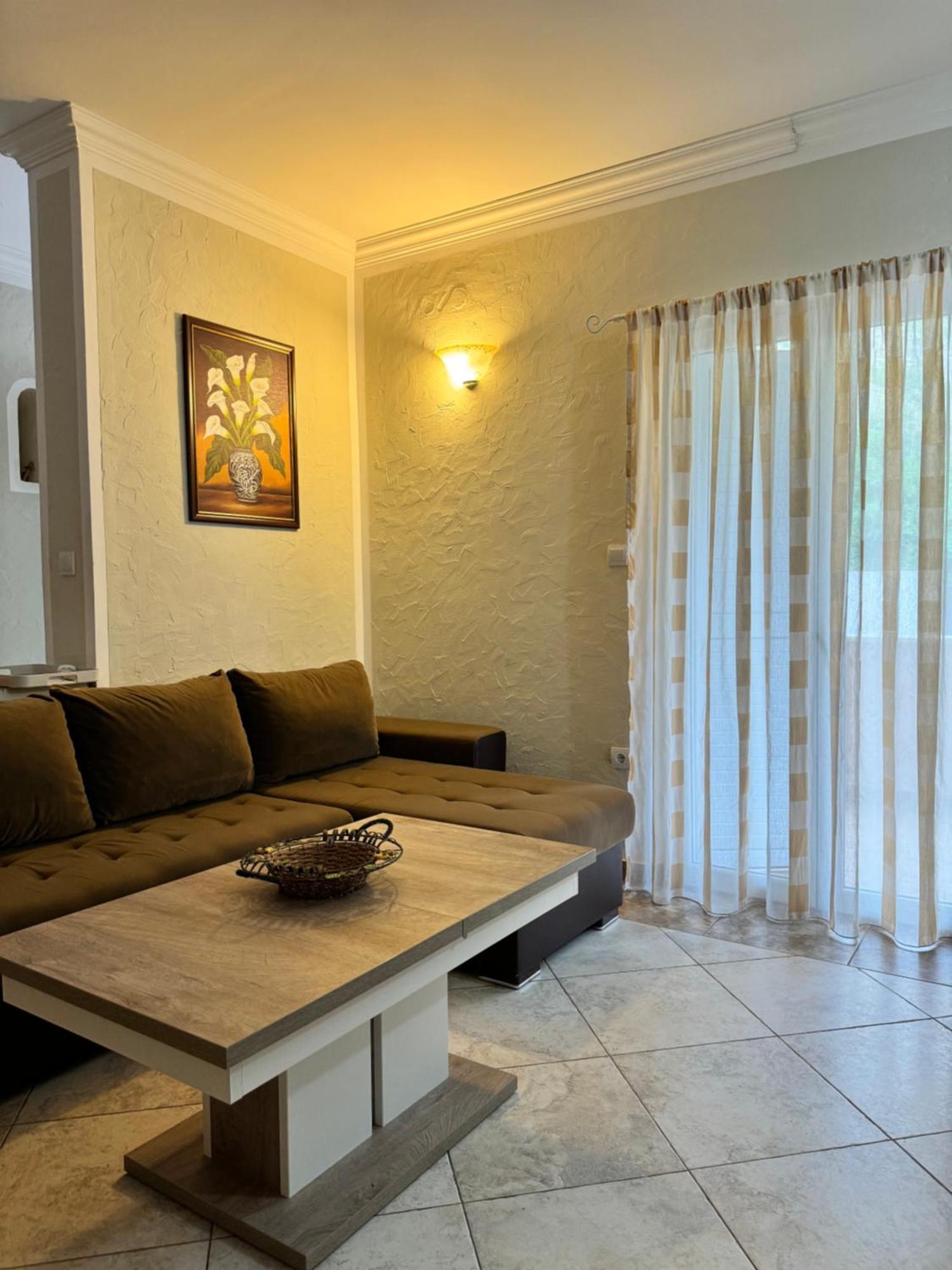 Carine Garden Apartment Risan Exterior photo
